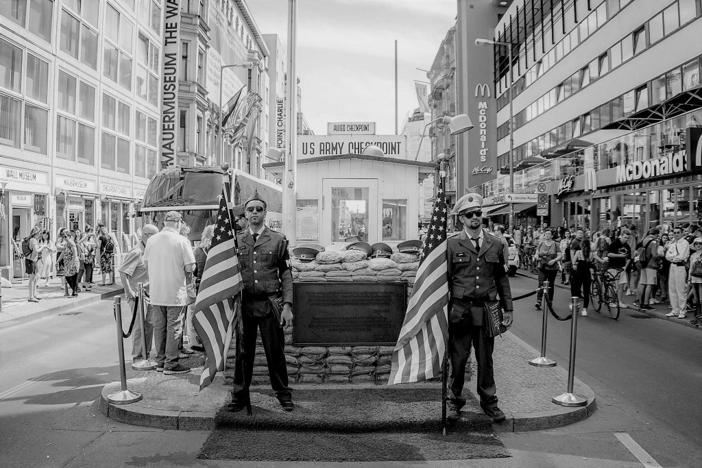 Berlino, il Checpoint «Charlie» oggi, memoria della divisione della Germania e della città